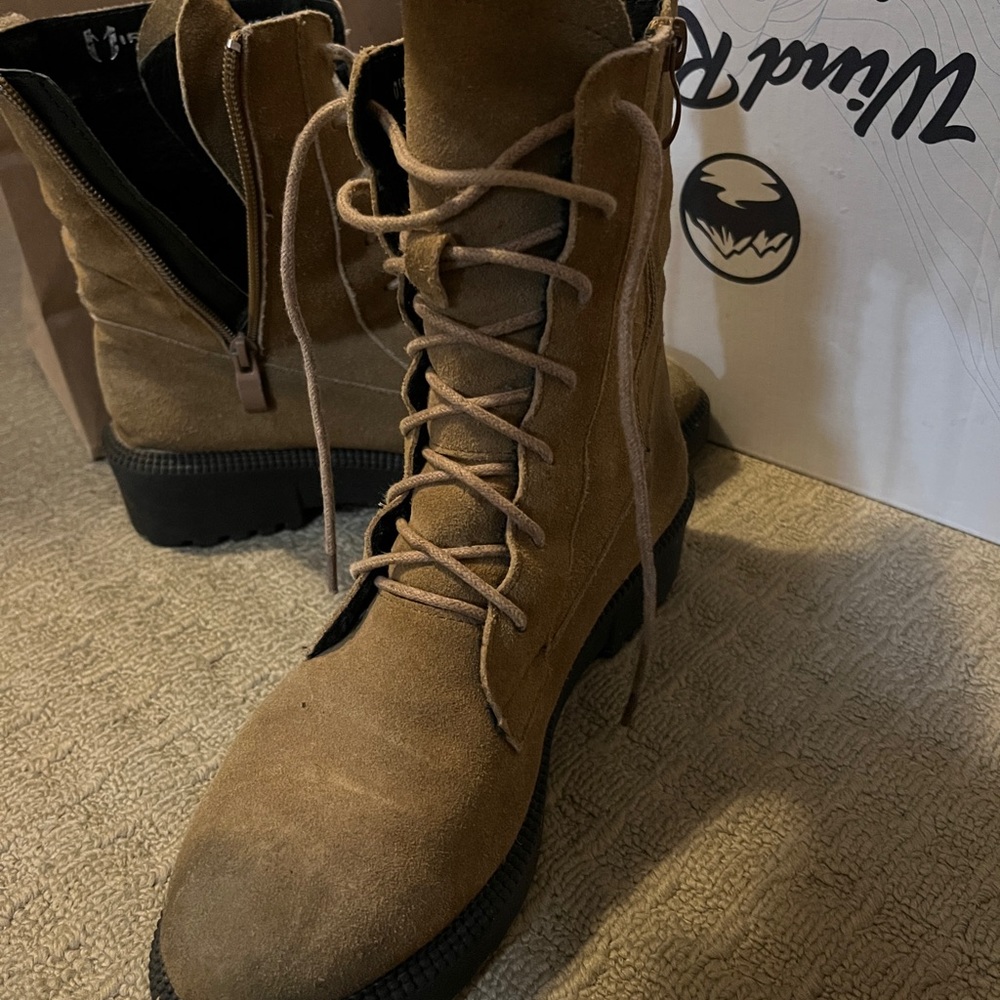 Boots - Picture 6 of 6